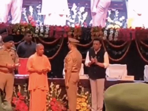 एनकाउंटर में गोली लगने पर भी डटे रहे इंस्पेक्टर गीतेश:सीएम योगी ने लखनऊ में राष्ट्रपति वीरता पदक पहनाकर सम्मानित किया, 2019 में बदमाशों को घेरा था