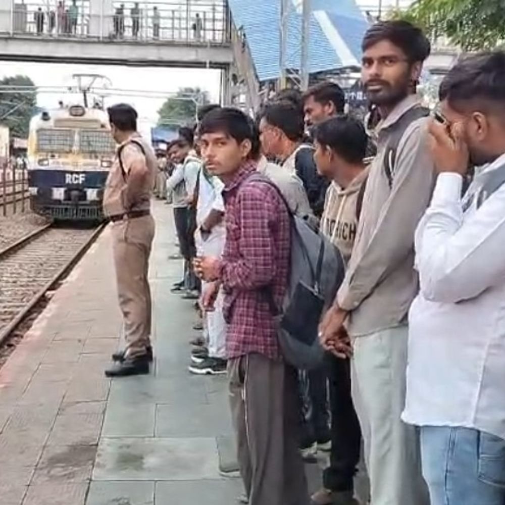 PET परीक्षा के लिए फफूंद स्टेशन पर भीड़ उमड़ी:ट्रेन में चढ़ने के लिए अभ्यर्थियों को करनी पड़ी मशक्कत, टिकट खिड़की से स्टेशन परिसर तक दिखे यात्री