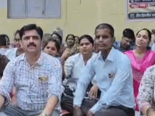 सीएमओ कार्यालय के बाहर एनएचएम संविदा कर्मचारियों का प्रदर्शन:नियमितीकरण, समान वेतन और 10 लाख के कैशलेस बीमा समेत कई मांगें उठाईं