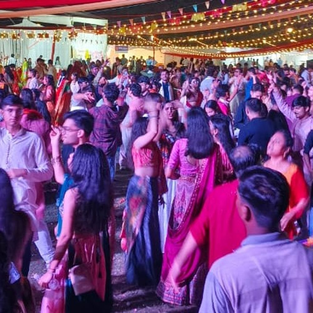 लखनऊ में गरबा गाला 4.0 डांडिया नाइट शुरू:जनेश्वर मिश्र पार्क में 19 अक्टूबर तक चलेगा, लाइव ढोल और DJ के साथ गरबा होगा