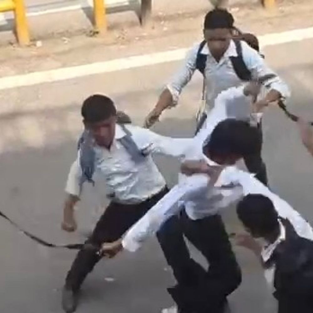 मुजफ्फरनगर में छात्रों के दो गुट आपस में भिड़े:बेल्ट और लात–घूंसों से हुई जमकर मारपीट, छुट्‌टी के बाद हुआ था विवाद