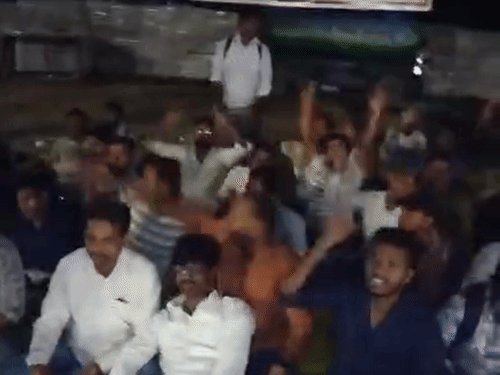 प्रयागराज में UPTET अभ्यर्थियों का विरोध प्रदर्शन:नॉर्मलाइजेशन-OMR रिजेक्शन पर छात्रों का विरोध,धरना स्थल पर अभ्यर्थी पूरी रात डटे रहे