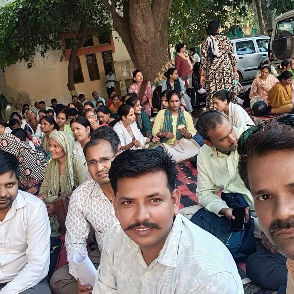 आगरा में हड़ताल पर 2000 NHM कर्मचारी:समान कार्य-समान वेतन और नियमितिकरण की है मांग, 12 को लखनऊ में करेंगे प्रर्दशन