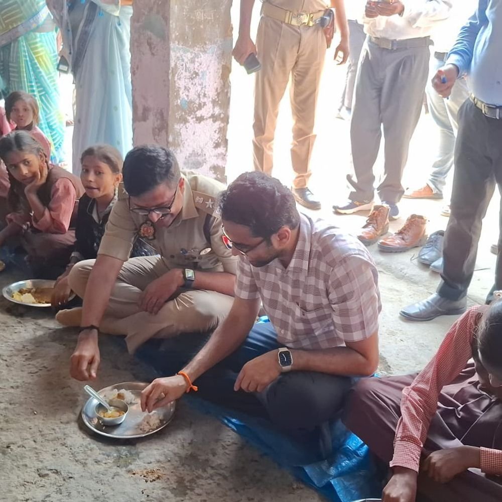 कंपोजिट विद्यालय में बनेगा किचन:डीएम-एसपी ने बच्चों के साथ बैठकर खाया मिड-डे मील
