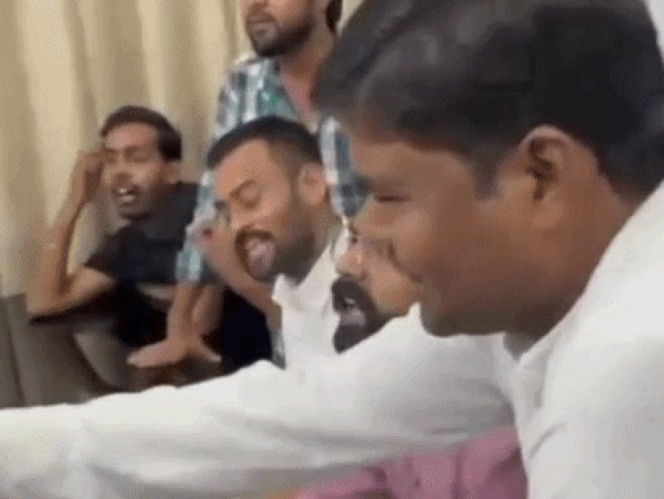 आगरा विश्वविद्यालय में NSUI और छात्रों का हंगामा:अधिकारी बोले- हम तुम्हारे गुलाम नहीं हैं, छात्रों में आक्रोश