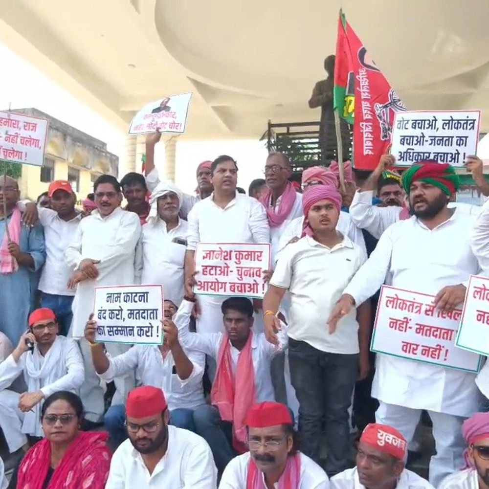 सपा ने मुख्य चुनाव आयुक्त ज्ञानेश कुमार का पुतला फूंका:चुनाव प्रक्रिया में गड़बड़ी और इस्तीफे की मांग को लेकर प्रदर्शन