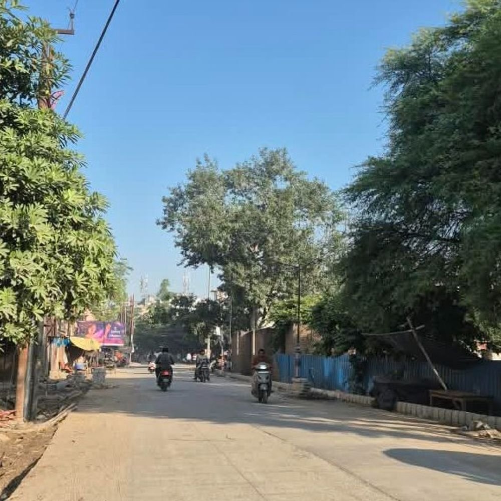 अलीगढ़ में गुलाबी ठंड की दस्तक, सुबह ओस का नजारा:रात में कूलर-पंखे बंद; रात से सुबह तक ठंडी हवाएं, दिन में दोपहर तक गर्मी का हल्का अहसास