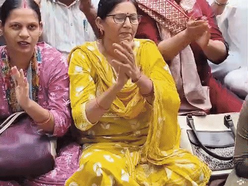 गोरखपुर में NHM कर्मियों का फूटा गुस्सा:CMO ऑफिस पर धरना प्रदर्शन किए, बोले- समान काम का मिले समान वेतन