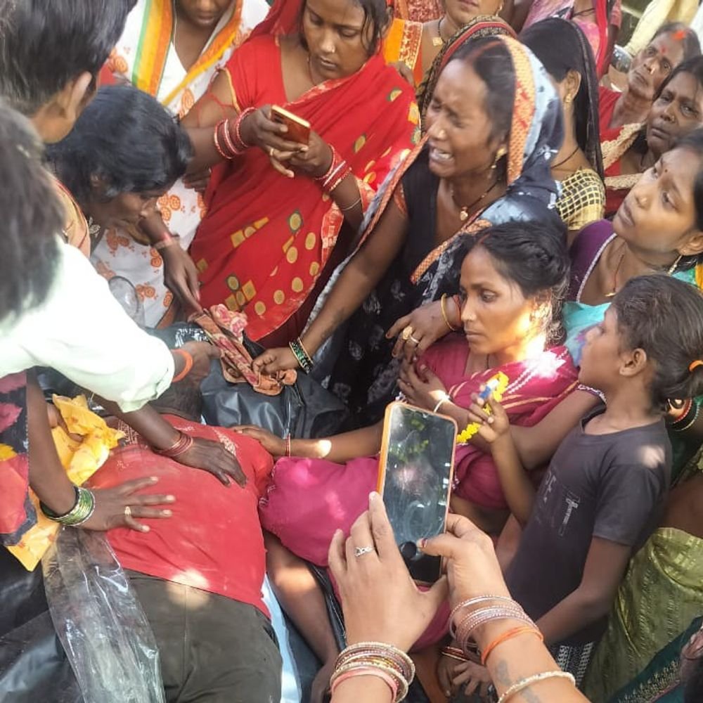बल्ब का तार ठीक करते समय युवक को लगा करंट:बस्ती में 32 साल के मुकेश चौहान की मौत, पुलिस ने शव पोस्टमार्टम को भेजा