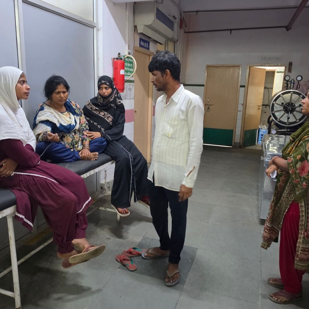 आवारा कुत्ते के काटने से महिला की हालत बिगड़ी:संभल से मेरठ रेफर; महिला बोली- कुत्ता पूरी रात मेरे साथ सोया