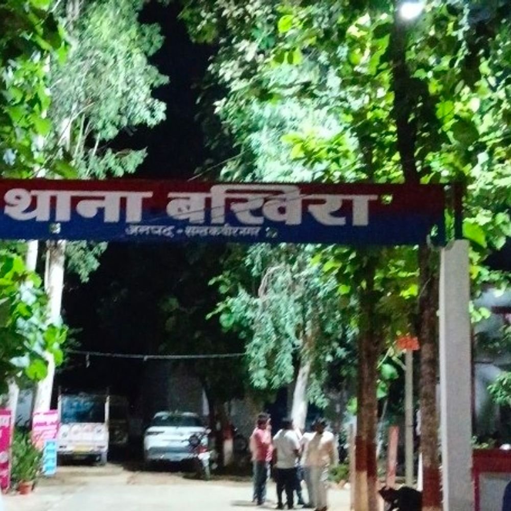 थाने के गेट पर पत्नी पर चाकू से हमला:संतकबीरनगर में मायके से विदाई को लेकर विवाद, पति हिरासत में