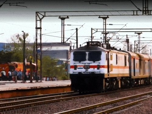 मुंबई और पुणे से गोरखपुर के लिए चलेंगी स्पेशल ट्रेनें:दिवाली-छठ पर घर लौटना होगा आसान, जानिए रूट और टइमिंग