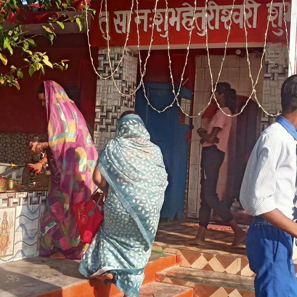 जयकारों से गूंजे देवी मंदिर:नवरात्र के दूसरे दिन भक्तों ने की मां ब्रह्मचारिणी की आराधना, सुख-समृद्धि मांगी