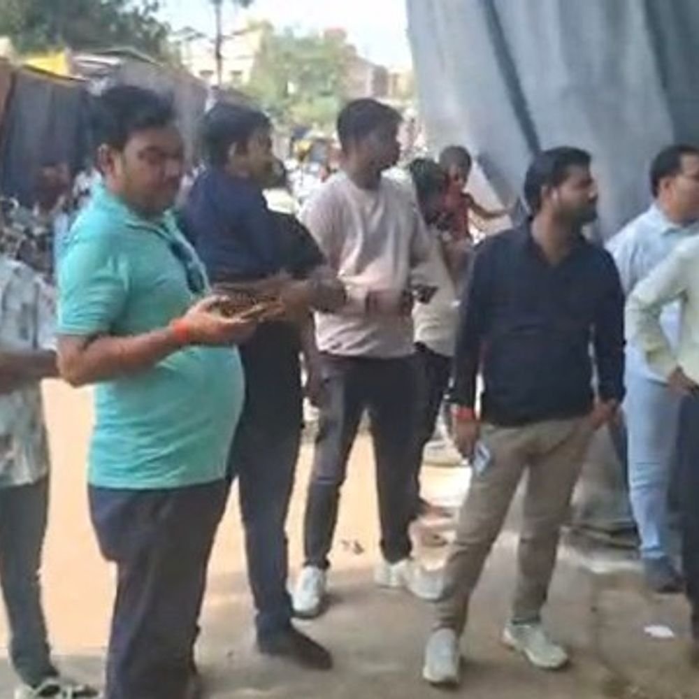 इटावा में पीईटी परीक्षा में 39% अभ्यर्थी गैरहाजिर:22 केंद्रों पर हुई पीईटी, 7,983 अभ्यर्थियों ने छोड़ी परीक्षा; पेपर के बाद शहर में जाम
