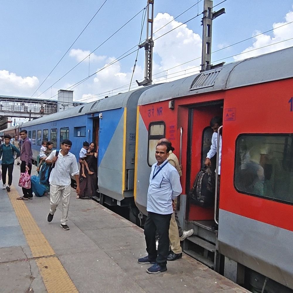फिरोजाबाद में मेमू ट्रेन का पहिया पटरी से उतरा:टूंडला और आगरा की ट्रेनें प्रभावित, आगरा फोर्ट-अजमेर व गांधीग्राम-आगरा कैंट एक्सप्रेस का बदला रूट