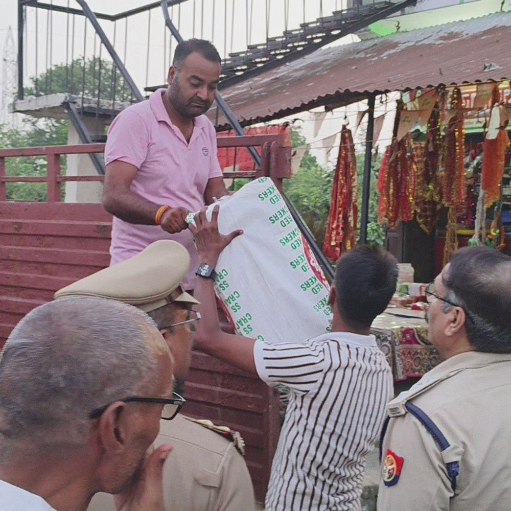 दुकानों से अवैध पटाखों का जखीरा बरामद:थाने से 100 मीटर दूर मिली 10 लाख की आतिशबाजी, 4 पिकअप में भरकर ले गई पुलिस