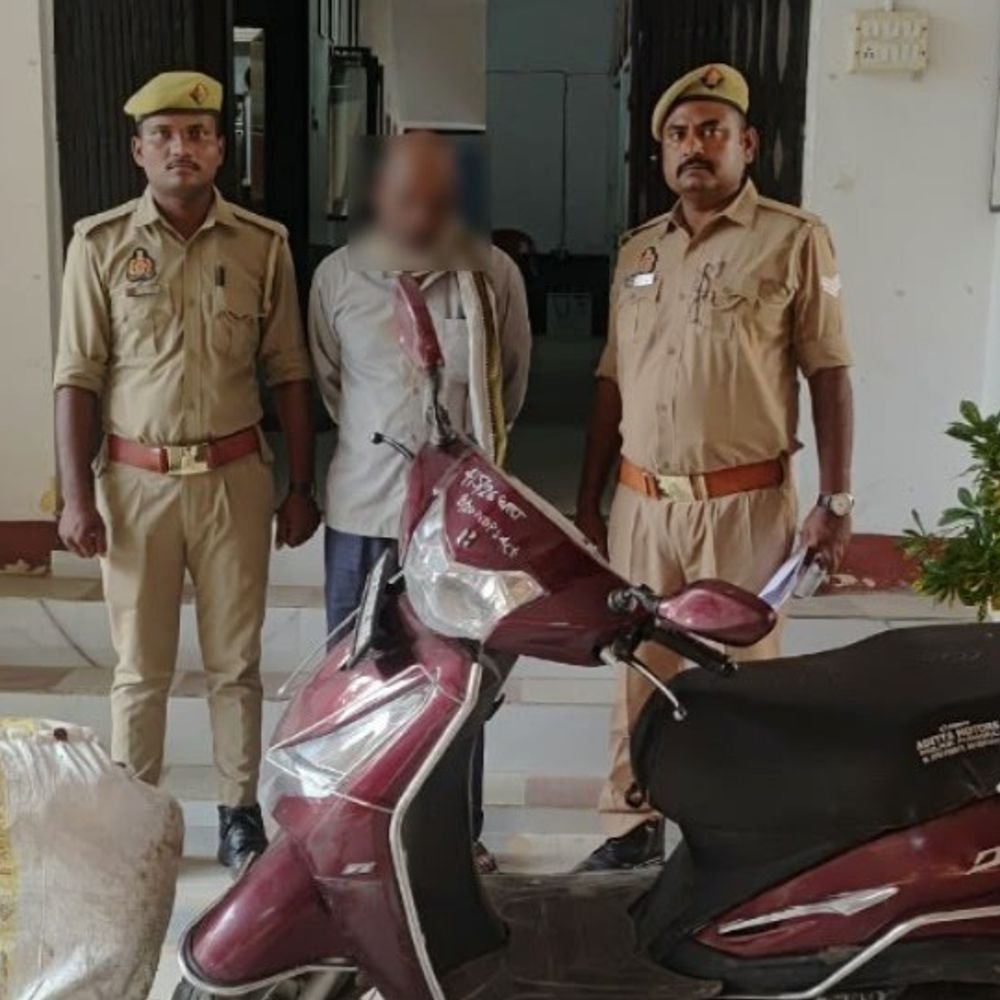 भदोही में 10 किलो गांजा ले जा रहा तस्कर गिरफ्तार:स्कूटी की डिग्गी में रखे गैस सिलेंडर में छिपाया, बरामद गांजे की कीमत 5.47 लाख रुपये