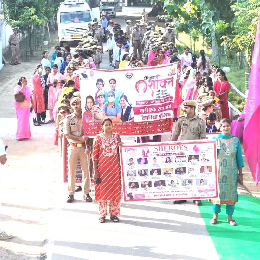 देवरिया में मिशन शक्ति फेज-6.0 शुरू:विधायक ने रैली को हरी झंडी दिखाई, पुलिस लाइन से निकली महिला पुलिसकर्मियों और छात्राओं की पैदल रैली