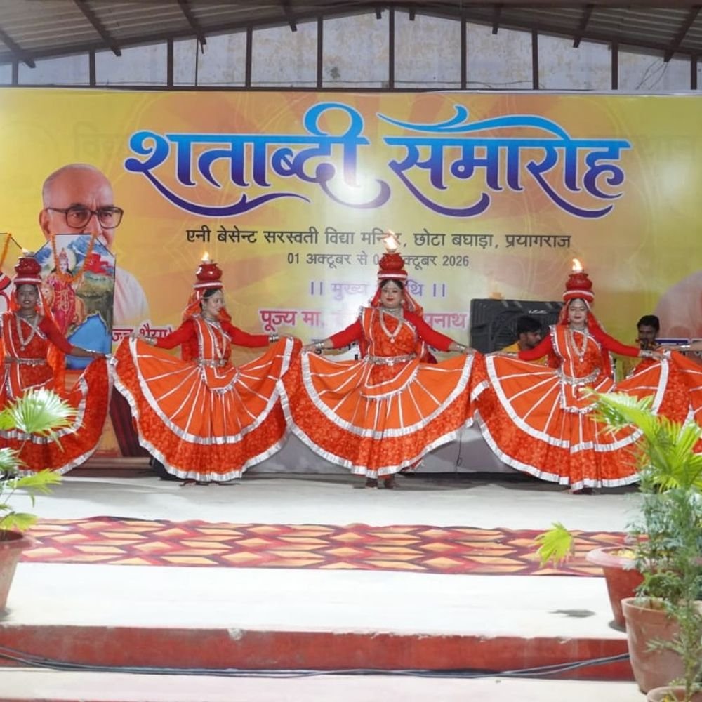 कवि सम्मेलन में प्रेम की रचनाओं पर गूंजी ताजियां:प्रयागराज में रात तक सजी सांस्कृतिक संध्या, ढेड़िया नृत्य और कृष्ण वंदन आकर्षण रहा