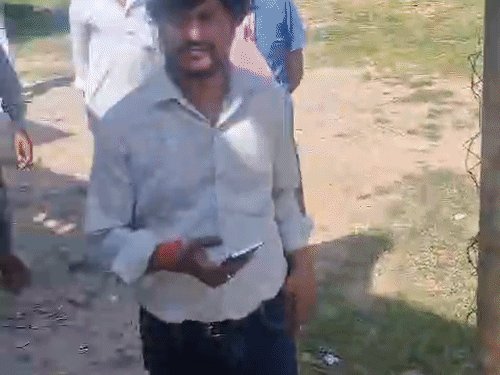 झांसी में सड़क हादसे में युवक की मौत:बाजार से सामान खरीदकर बाइक से घर जा रहा था, इलाज के दौरान दम तोड़ा
