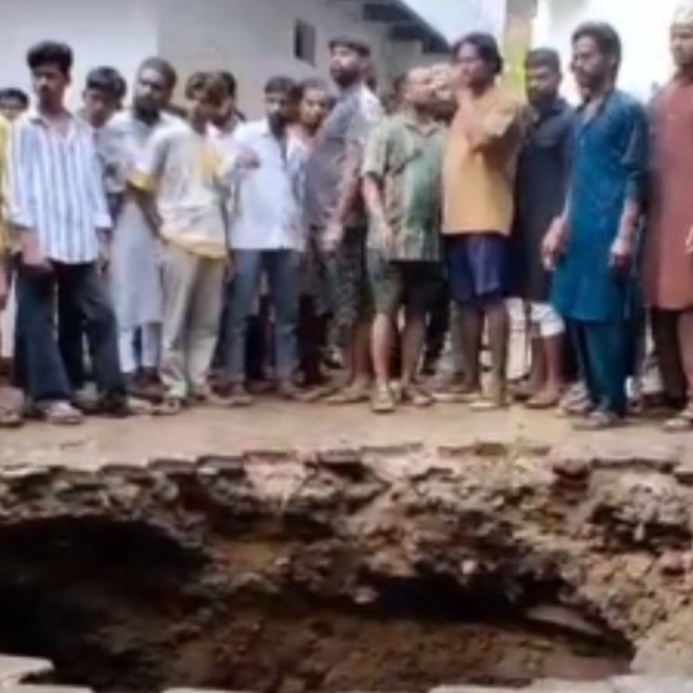 अमृत जल योजना से गंदा पानी, सड़कें पर गड्ढे:मिर्जापुर में लीकेज से शुद्ध जल का दावा फेल, धुंधी कटरा मोहल्ले में जलभराव से लोग परेशान