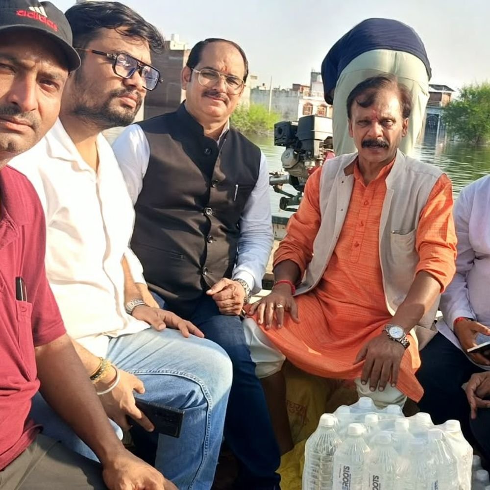 लखनऊ में बाढ़ पीड़ितों की मदद:व्यापार मंडल ने फैजुल्लागंज-त्रिवेणीनगर में नाव से बांटा भोजन पानी फल