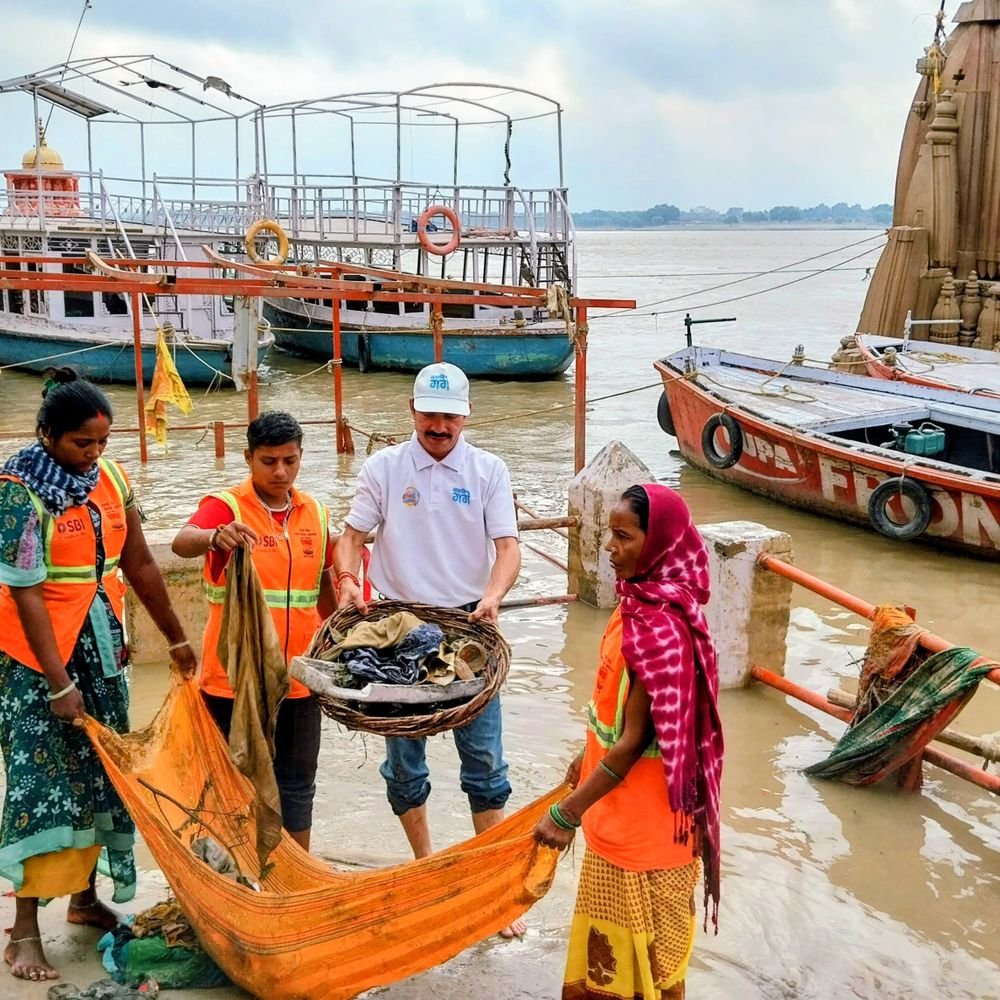 मणिकर्णिका घाट पर श्रमदान:गंगा सेवक राजेश शुक्ला बोले- तीर्थस्थलों पर गंदगी न फैलाएं श्रद्धालु