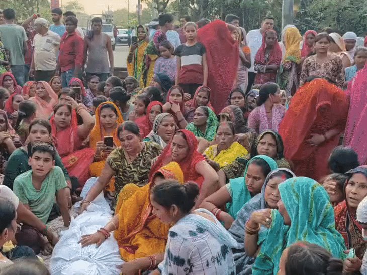 खंभे पर चढ़े इलेक्ट्रीशियन की करंट लगने से मौत:शव सड़क पर रखकर प्रदर्शन, 8 किमी लंबा जाम; 50 लाख मुआवजा-नौकरी की मांग