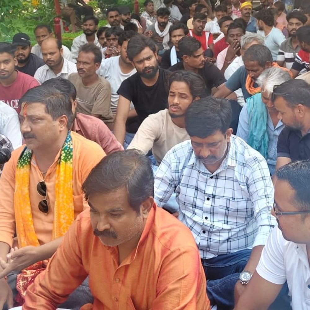 लखनऊ में भाजपा पार्षद धरने पर बैठे:अतिक्रमण हटाने से रोकने के बाद किया प्रदर्शन बोले होती है वसूली