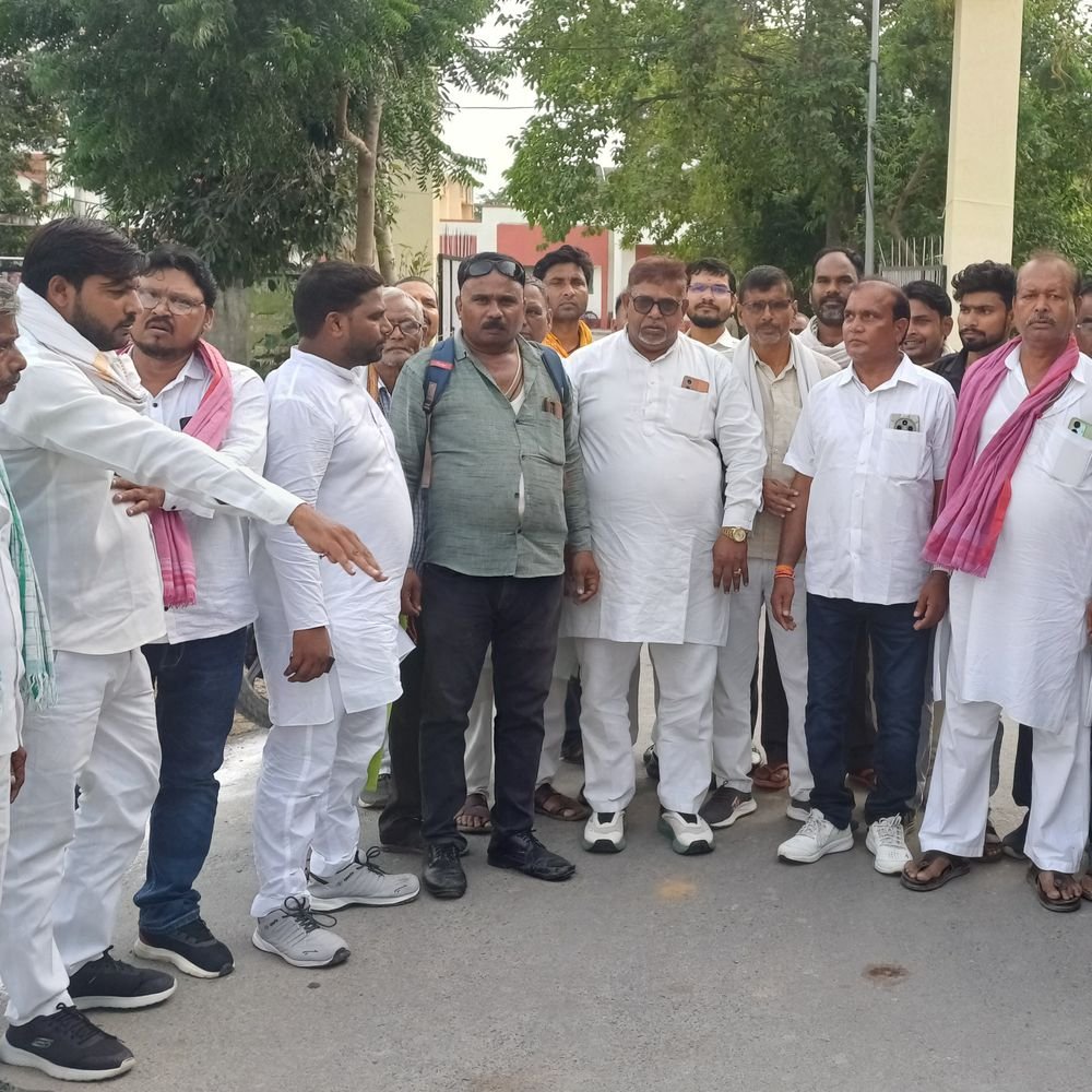 नाई समाज ने अपमानजनक वीडियो पर कार्रवाई की मांग की:चंदौली में कलेक्ट्रेट में सौंपा ज्ञापन, कहा- सड़क पर उतरने को होंगे मजबूर