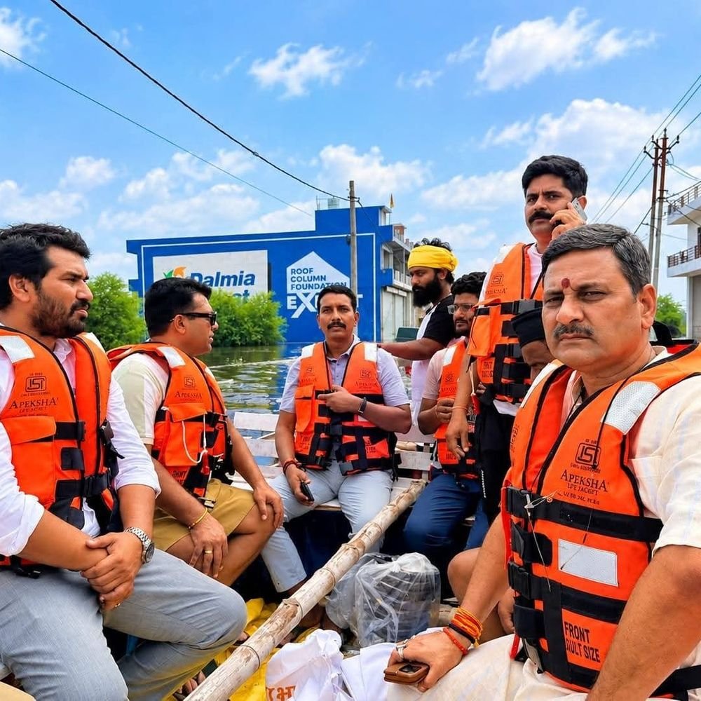 लखनऊ में बाढ़ पीड़ितों को मदद:RSS व सेवा भारती ने 10 हजार परिवारों तक पहुंचाई राहत सामग्री