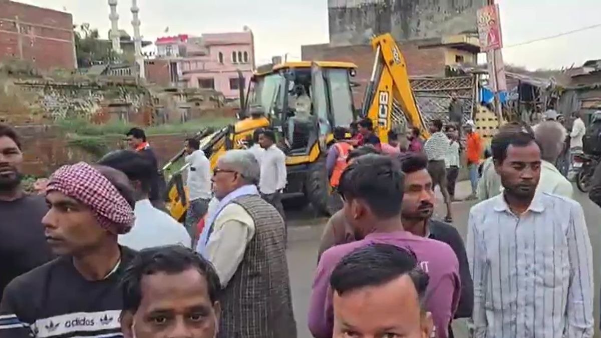 बुलंदशहर में भरभराकर गिरा दो मंजिला मकान, चाचा-भतीजे की मौत