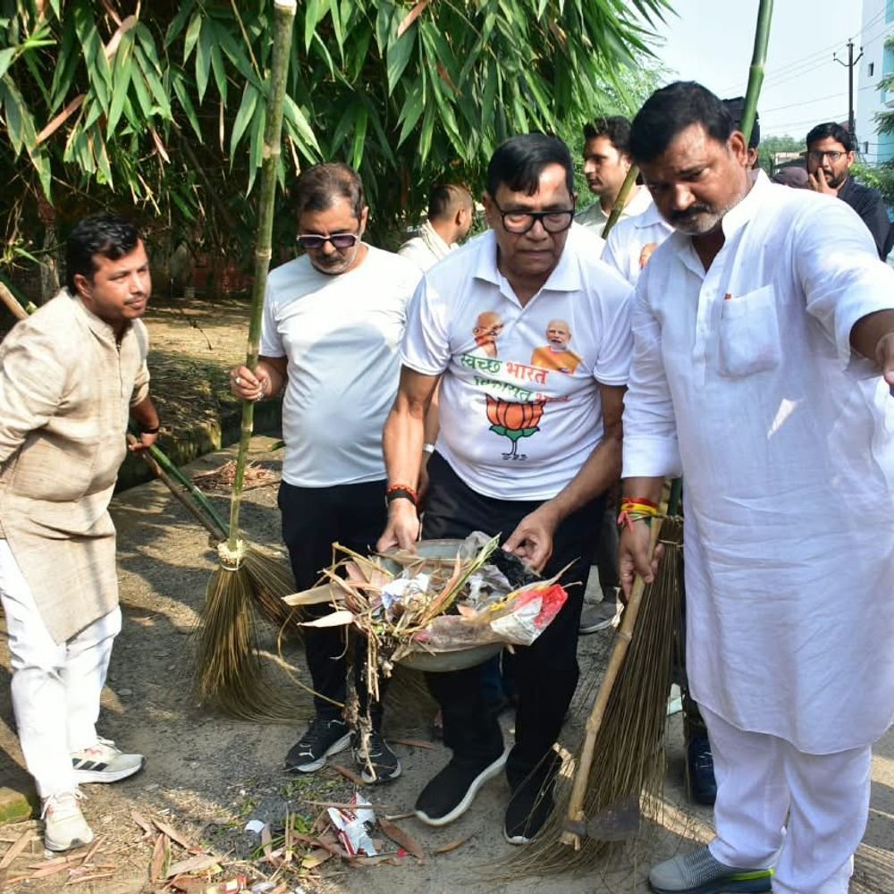 जौनपुर में कृपाशंकर सिंह ने चलाया विशेष स्वच्छता अभियान:पीएम मोदी के जन्मदिन पर सैकड़ों कार्यकर्ताओं ने सड़कें साफ कीं, कूड़ेदान भी रखवाए