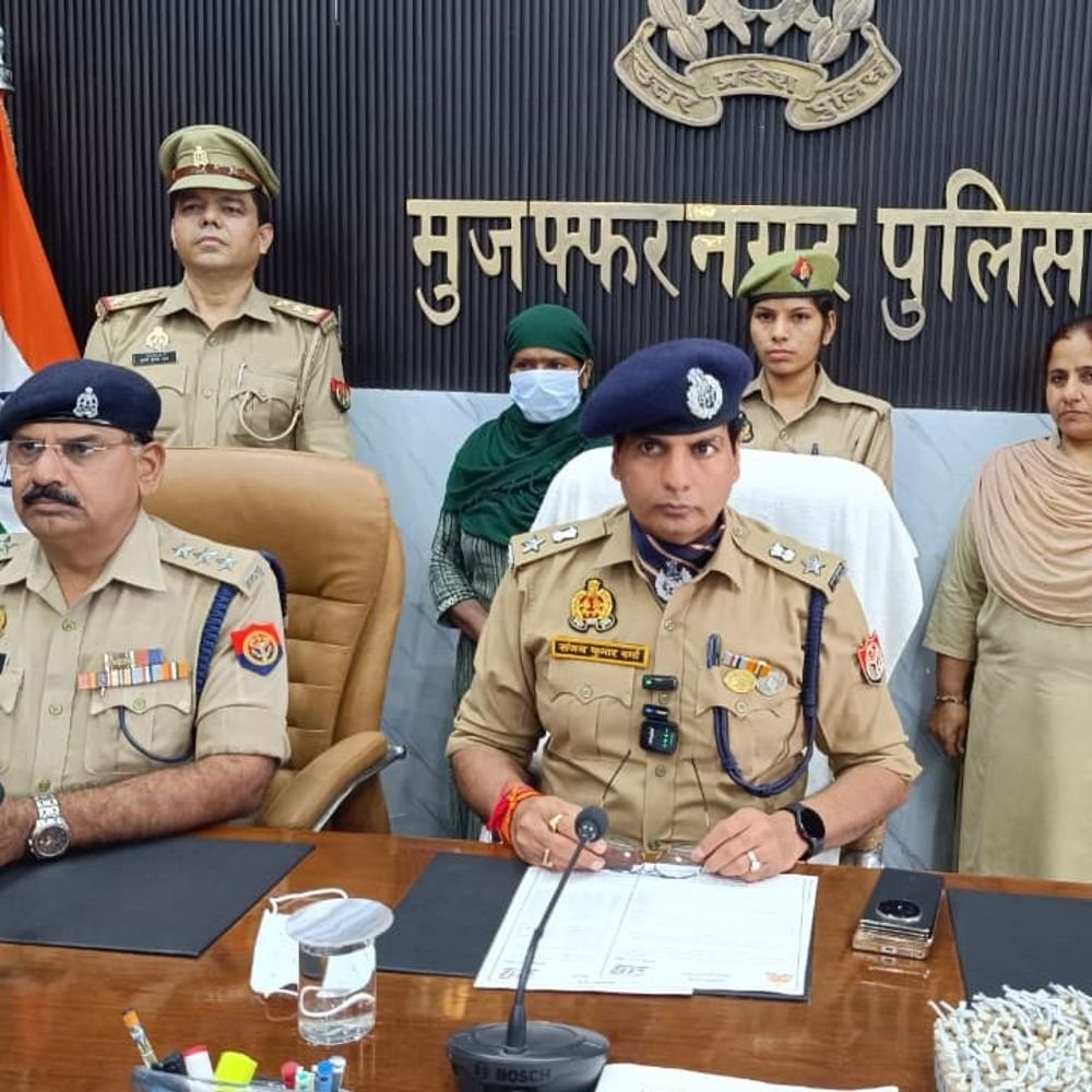 मुजफ्फरनगर में घर के अंदर 480 किलो अवैध विस्फोटक मिला:120 पैकेट बुलेट बम बरामद, बिना लाइसेंस पटाखा बनाने के आरोप में महिला गिरफ्तार