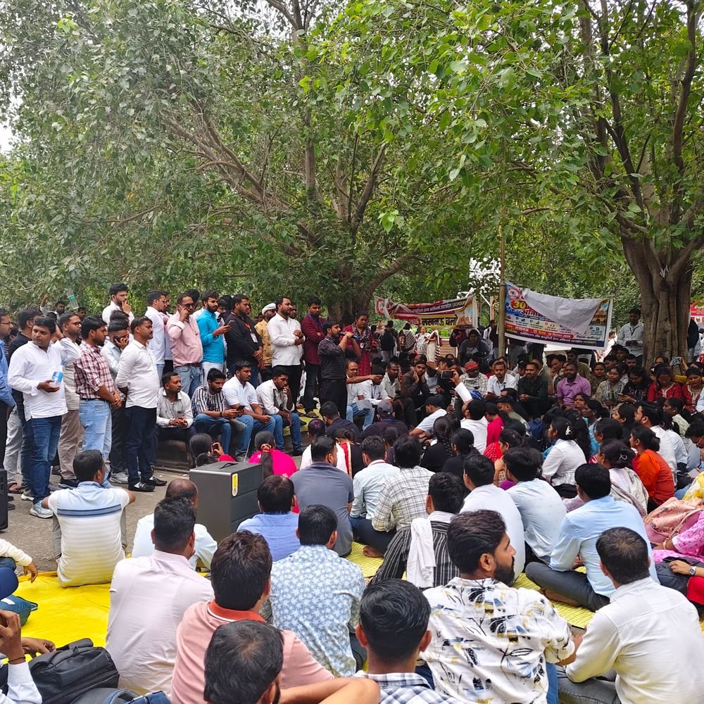 लखनऊ में सीएचओ का धरना प्रदर्शन:नियमितीकरण, उचित वेतन, सेवा सुरक्षा और कैशलेस इलाज की मांग को लेकर आंदोलन