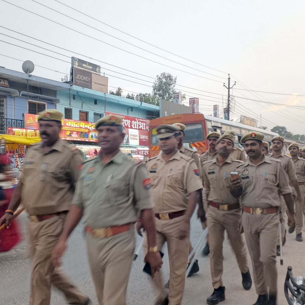 महराजगंज पुलिस ने त्योहारों के लिए बढ़ाई गश्त:सक्सेना नगर से मऊपाकड़ चौराहे तक पैदल मार्च, लोगों को सुरक्षा का भरोसा दिलाया