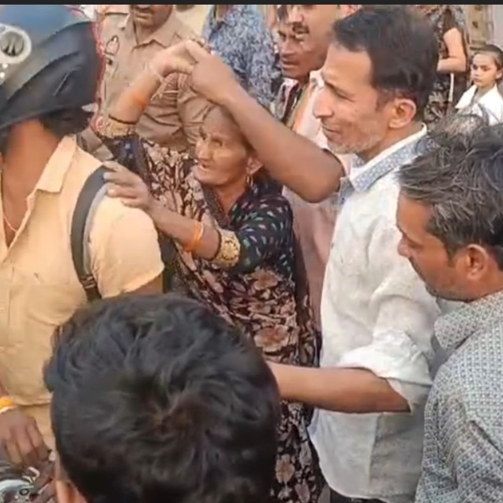 नो एंट्री में बाइक निकालने पर दरोगा से भिड़ा युवक:मां ने चप्पल उठाई तो हुआ शांत, चालान काटने पर हुआ विवाद
