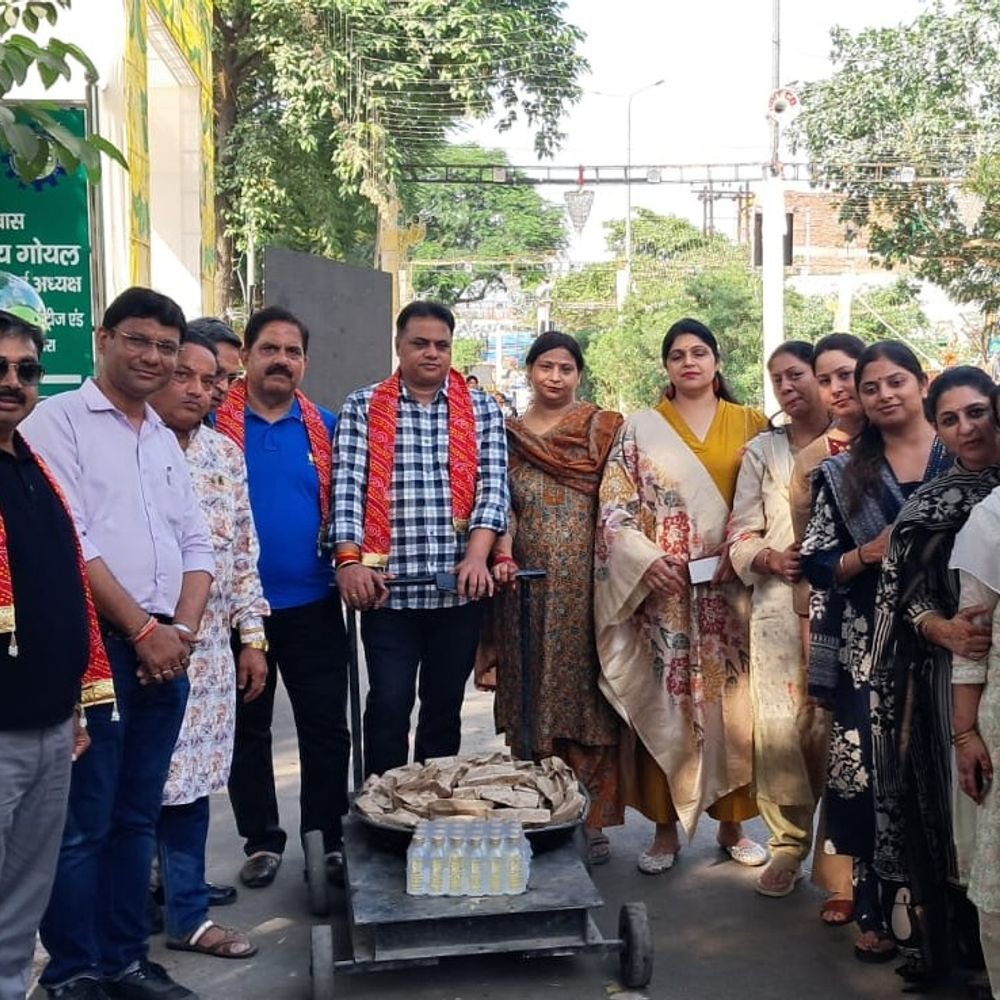 जनकपुरी में सेवा की पहल:जरूरतमंदों को भोजन बांटकर दिया पर्यावरण संरक्षण का संदेश