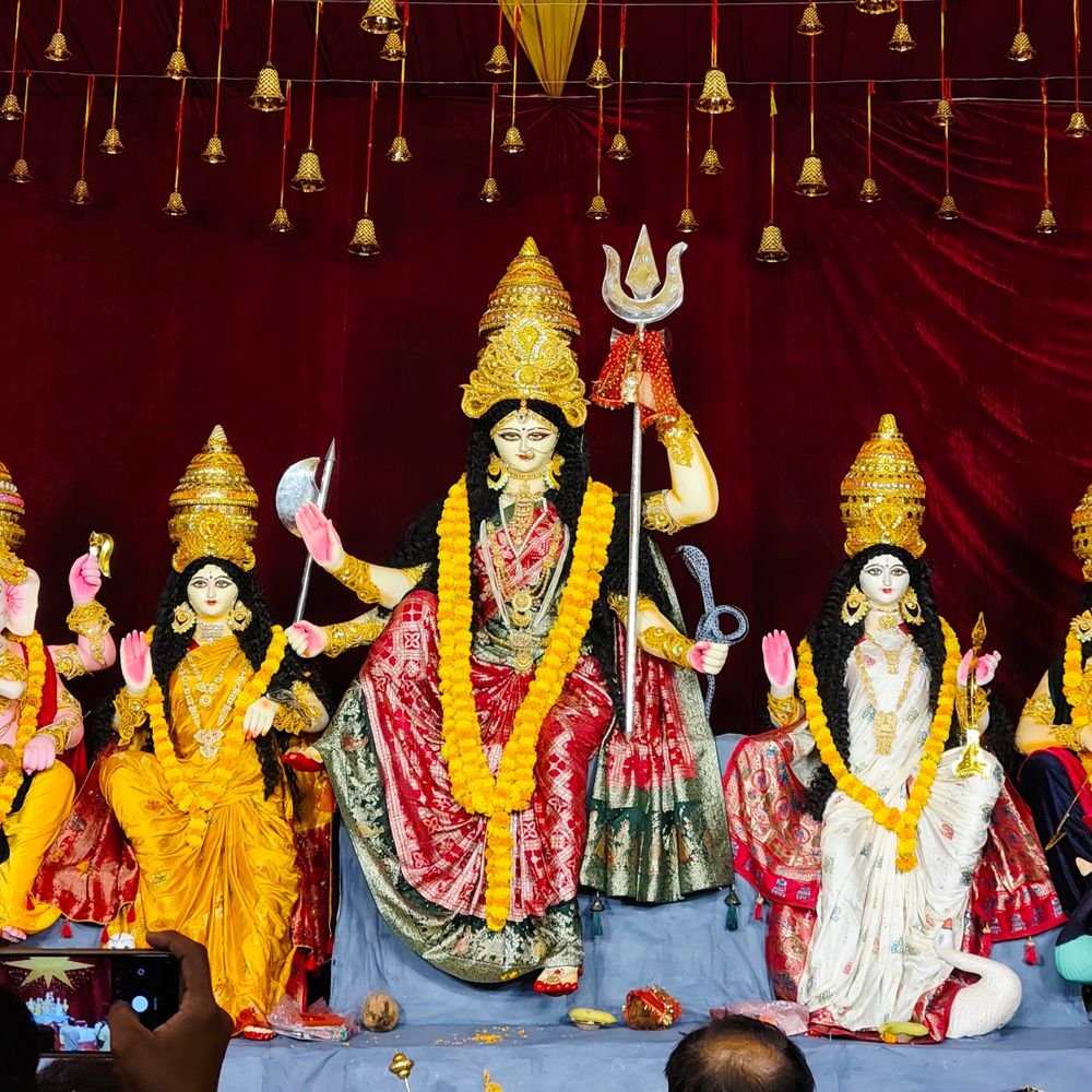 नवीन सब्जी मंडी में दुर्गा पूजा:माता रानी की झांकी सजाई, आरती कर श्रद्धालुओं ने मांगी सुख-समृद्धि