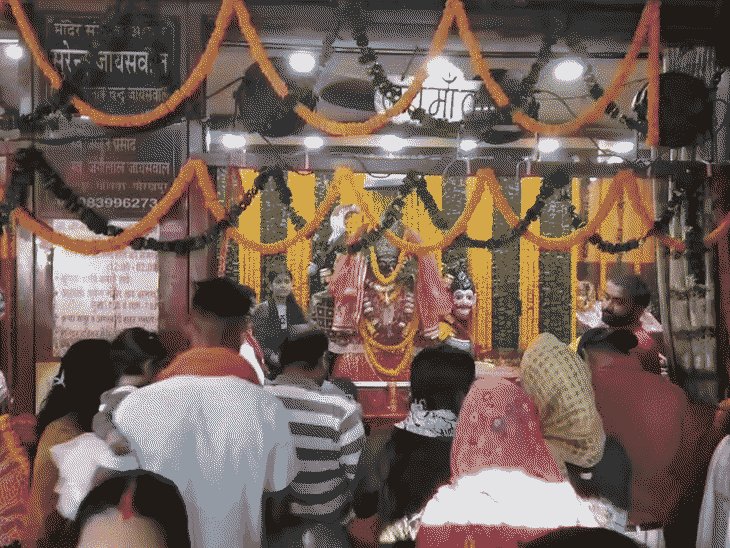 गोरखपुर में नवरात्र के पहले दिन उमड़ी भक्तों की भीड़:माँ को चढ़ाएं नारियल व चुनरी; भक्त बोले- माँ सब जानती, सबकी मुदारें पूरी करतीं हैं