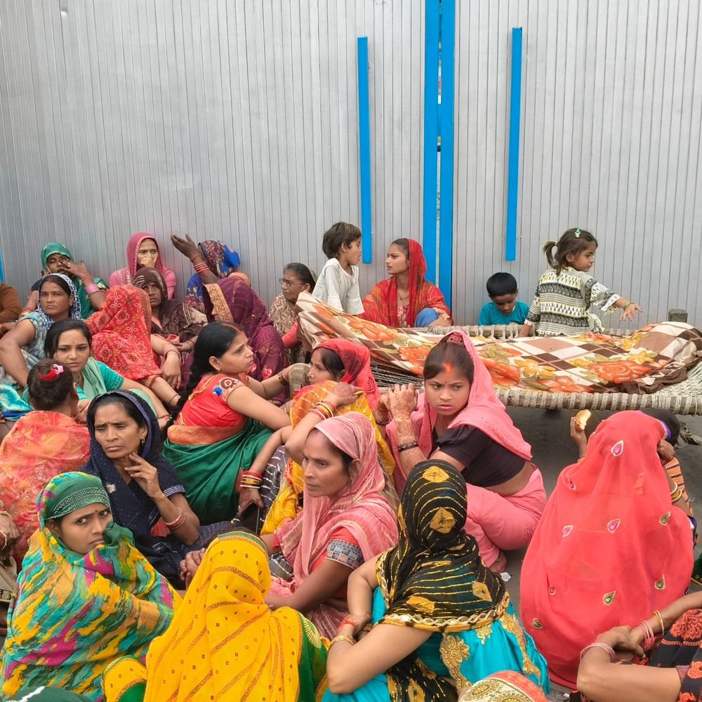 बॉयलर में भूसी डालते समय गड्ढे में गिरा था मजदूर:कानपुर देहात में फिसला पैर, परिजनों ने शव रखकर किया प्रदर्शन