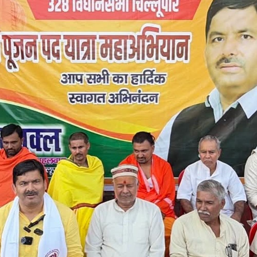 चिल्लूपार में चार दिवसीय पदयात्रा:मायाशंकर शुक्ल ने शुरू किया यात्रा, बाढ़ और स्वास्थ्य सेवाओं में सुधार का संकल्प