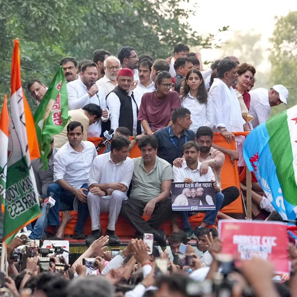 लखनऊ की बैठक रद्द कर दिल्ली पहुंचे थे अखिलेश:राहुल ने हाथ पकड़ बस में बिठाया, रेवंत ने गले लगाया; मिट गईं दूरियां