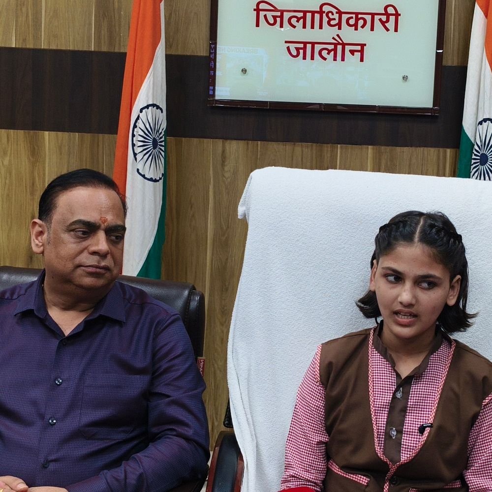 छात्रा बनी एक दिन की डीएम:जालौन में प्रतीक्षा ने जनसुनवाई में सुनीं लोगों की समस्याएं