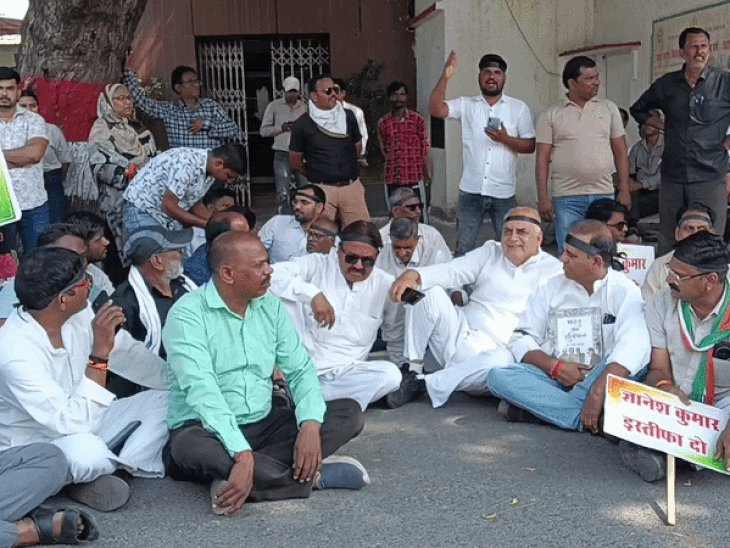 झांसी में कांग्रेसियों का प्रदर्शन, कलेक्ट्रेट में धरने पर बैठे:बोले-मुख्य चुनाव आयुक्त ने भाजपा को चुनाव जिताया, अब वोट चोर को मोदी बचा रहे