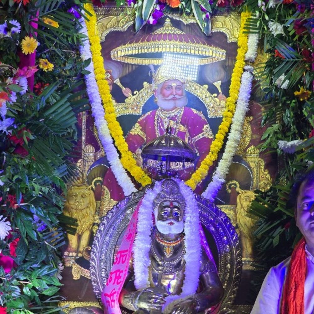 वृंदावन में निकली महाराजा अग्रसेन की शोभायात्रा:घोड़ों पर सवार हुए 18 राजकुमार, अग्र समाज के लोगों ने आरती उतारकर किया वंदन