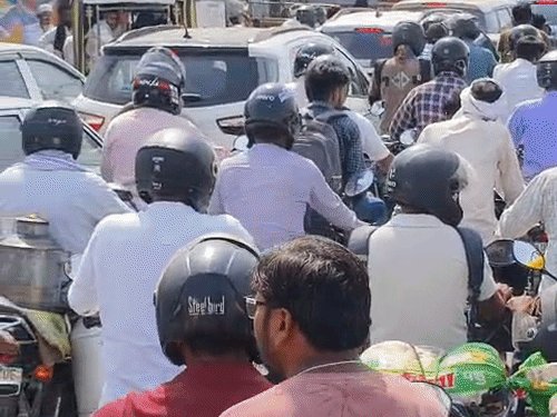 फाफामऊ से गंगा ब्रिज तक 1 किमी लंबा जाम:प्रयागराज में 1 घंटे तक रेंगते रहे वाहन, स्कूल-दफ्तर जाने वाले फंसे