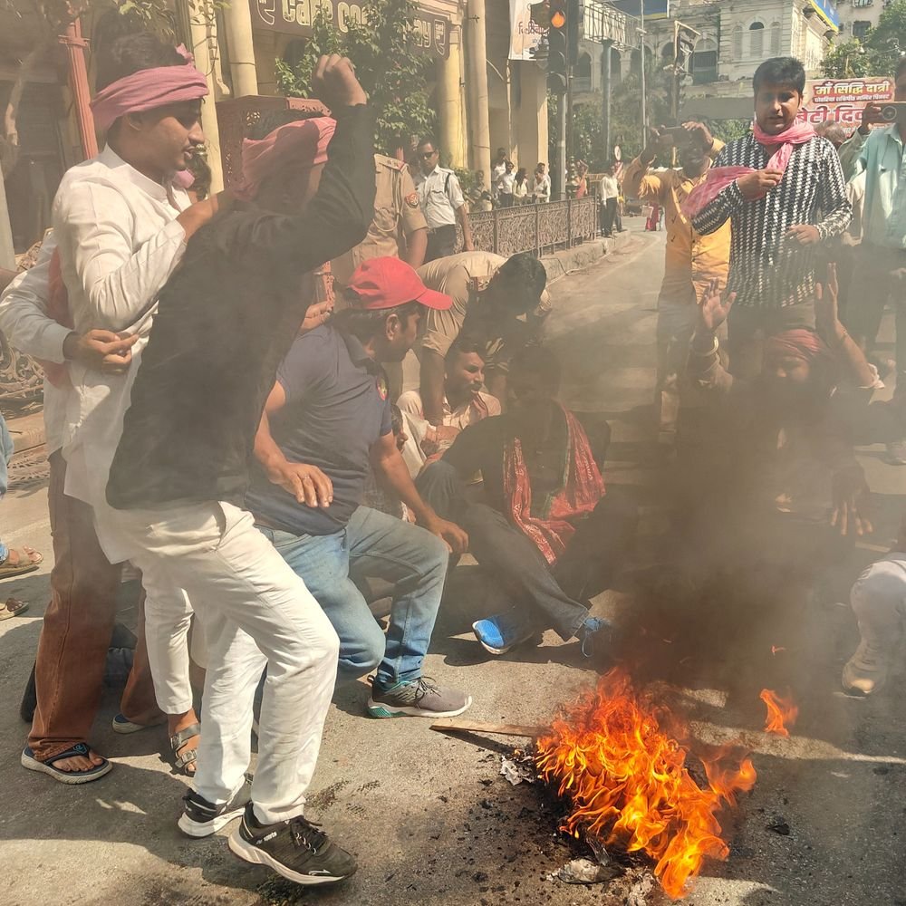 लखनऊ में समाजवादी का विरोध प्रदर्शन:CEC ज्ञानेश कुमार का पुतला फूंका, प्रदर्शनकरियों को टांग कर ले गई पुलिस