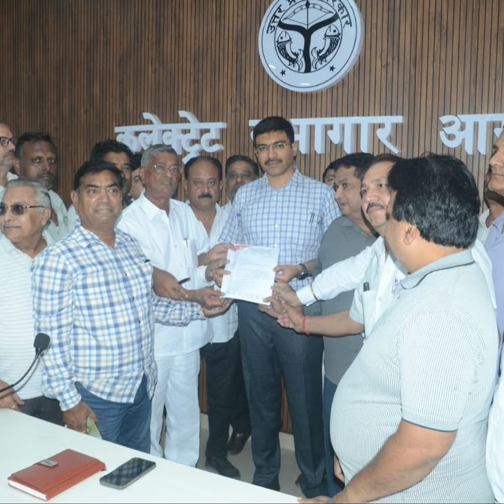 UPI पर 0.4% शुल्क के विरोध में उतरे व्यापारी:आगरा जिलाधिकारी को सौंपा ज्ञापन, छोटे कारोबारी के व्यापार पर पड़ेगा असर