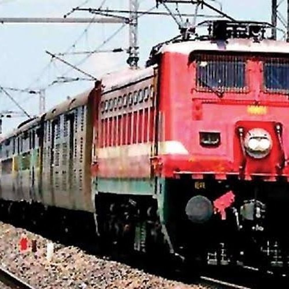 वाराणसी रेलखंड पर सिग्नल के काम से ट्रेनें प्रभावित:कई ट्रेनों के समय में बदलाव, कुछ रास्ते में रोकी जाएंगी